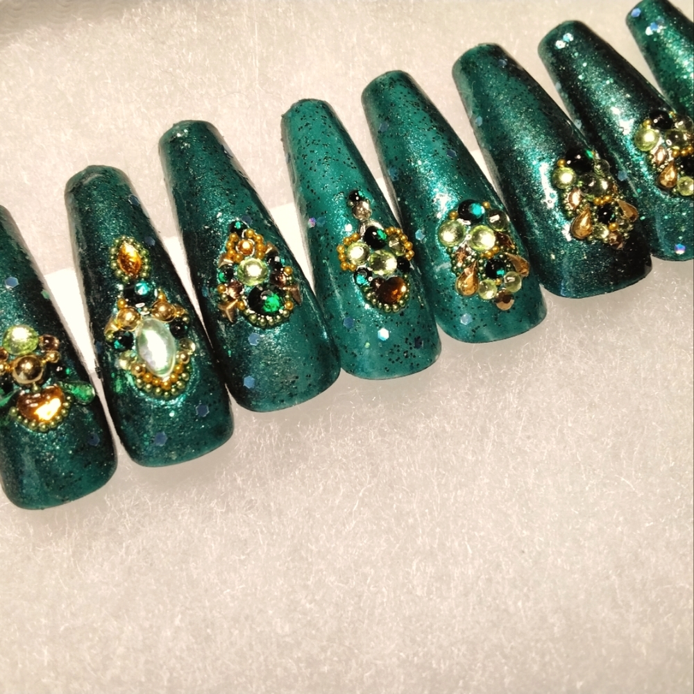 Green elegant press on nails